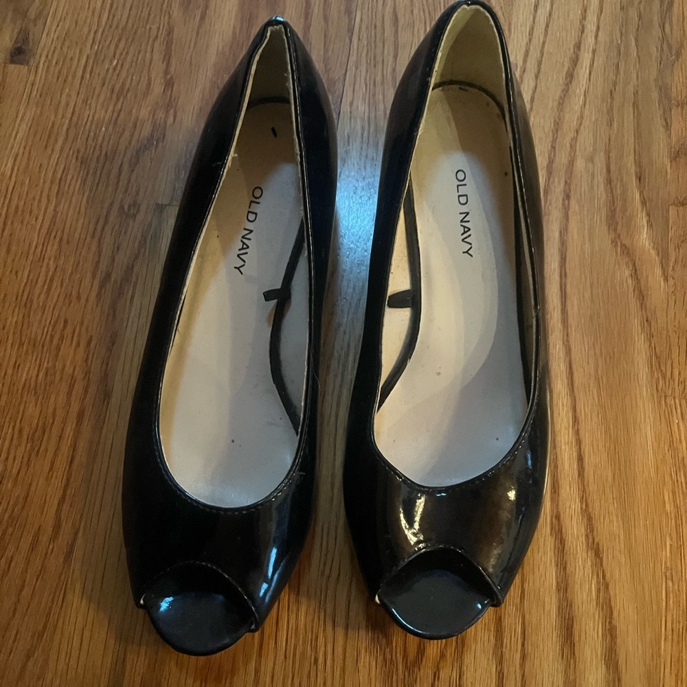 Old Navy size 7 black patent wedges